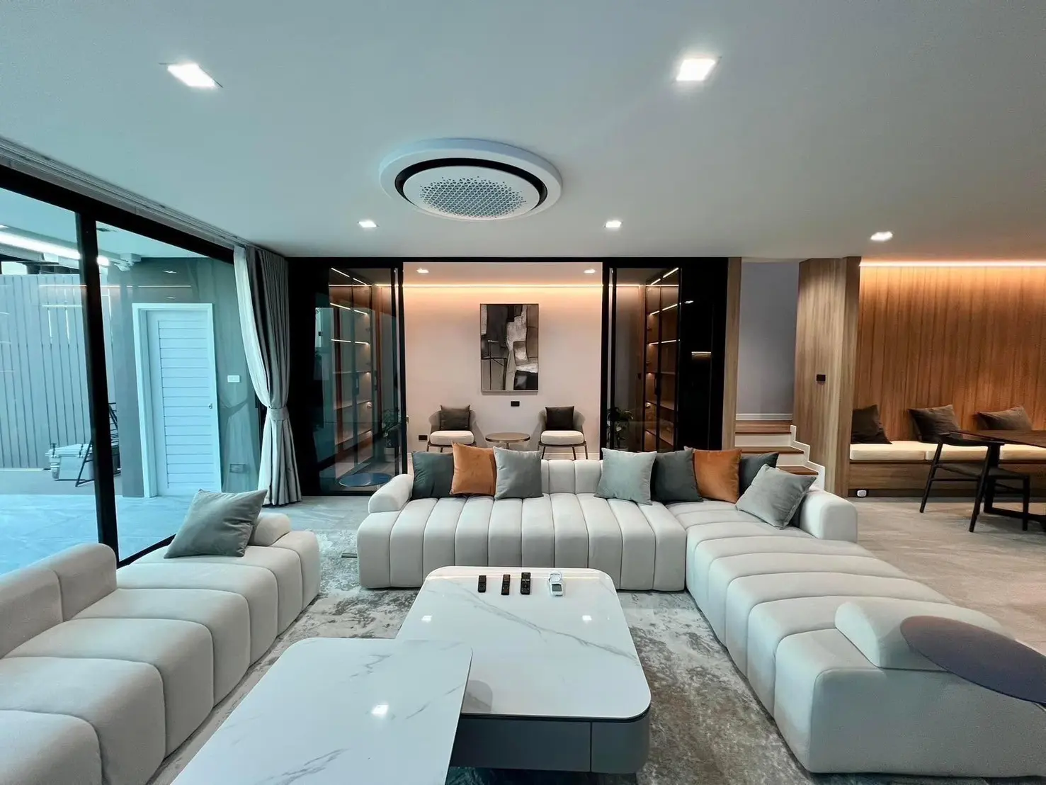 โซฟาสั่งทำโมดูลาร์สีครีมในบ้านพักส่วนตัว ผลงานผลิตและติดตั้งจริง Sofa Bed Studio