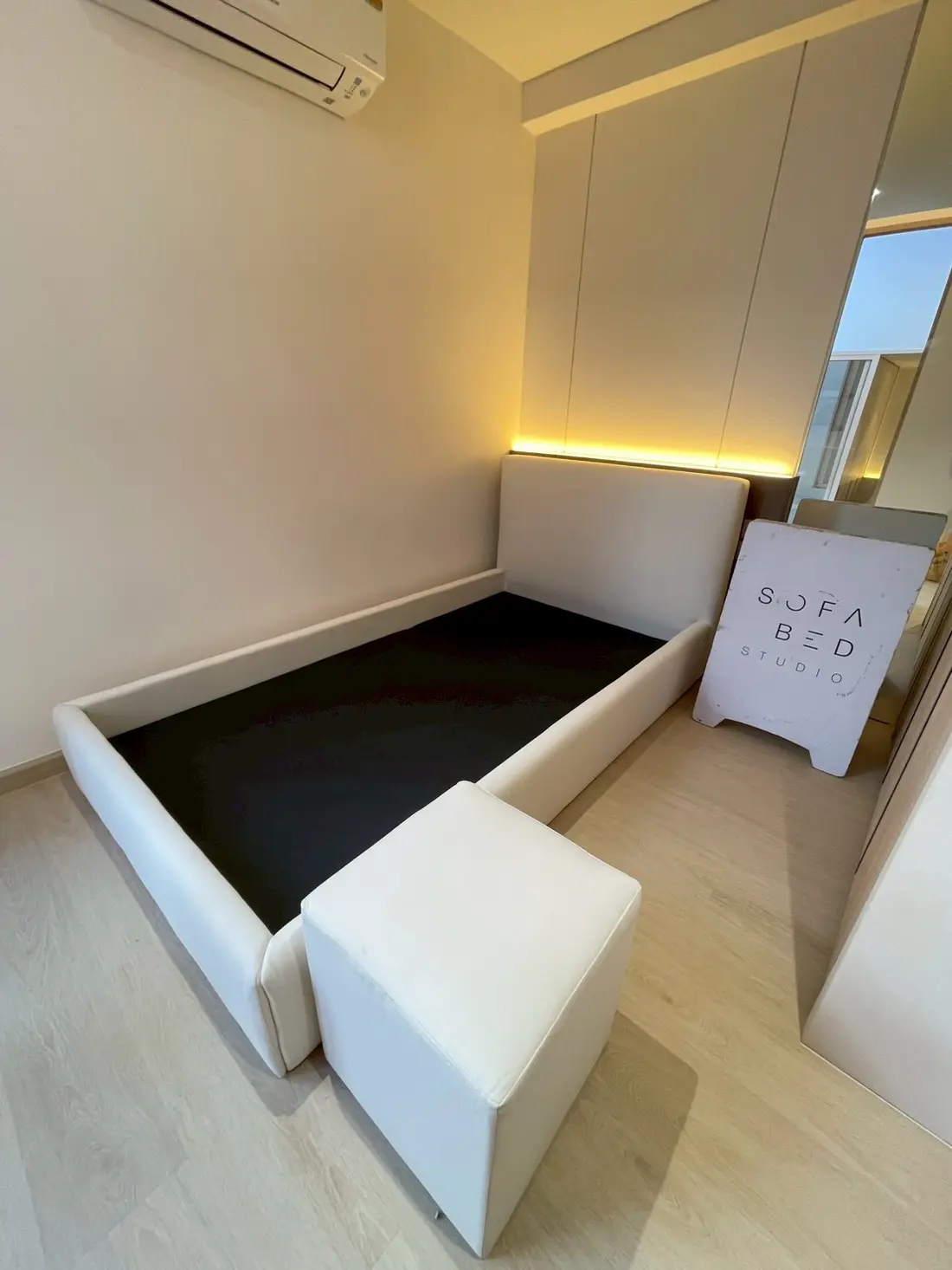 ผลงานหัวเตียงพาแนลเรียบ Sofa Bed Studio