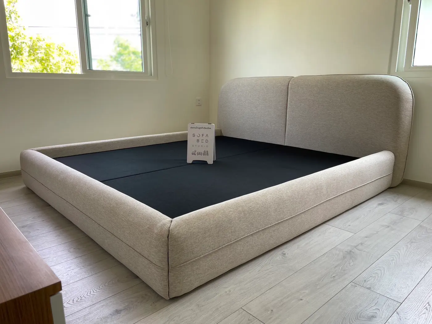 หัวเตียงทรงโค้ง ผลงานสั่งทำจริงโดย Sofa Bed Studio · CV-068
