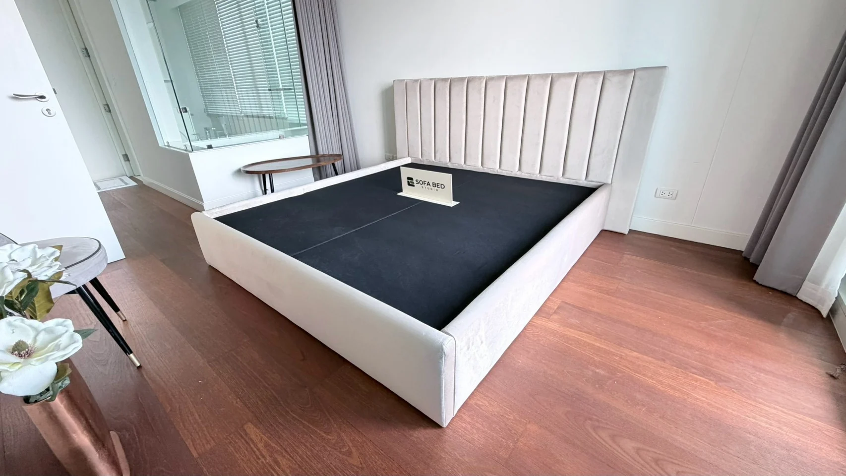 หัวเตียงเส้นแนวตั้ง ผลงานสั่งทำจริงโดย Sofa Bed Studio · VL-034