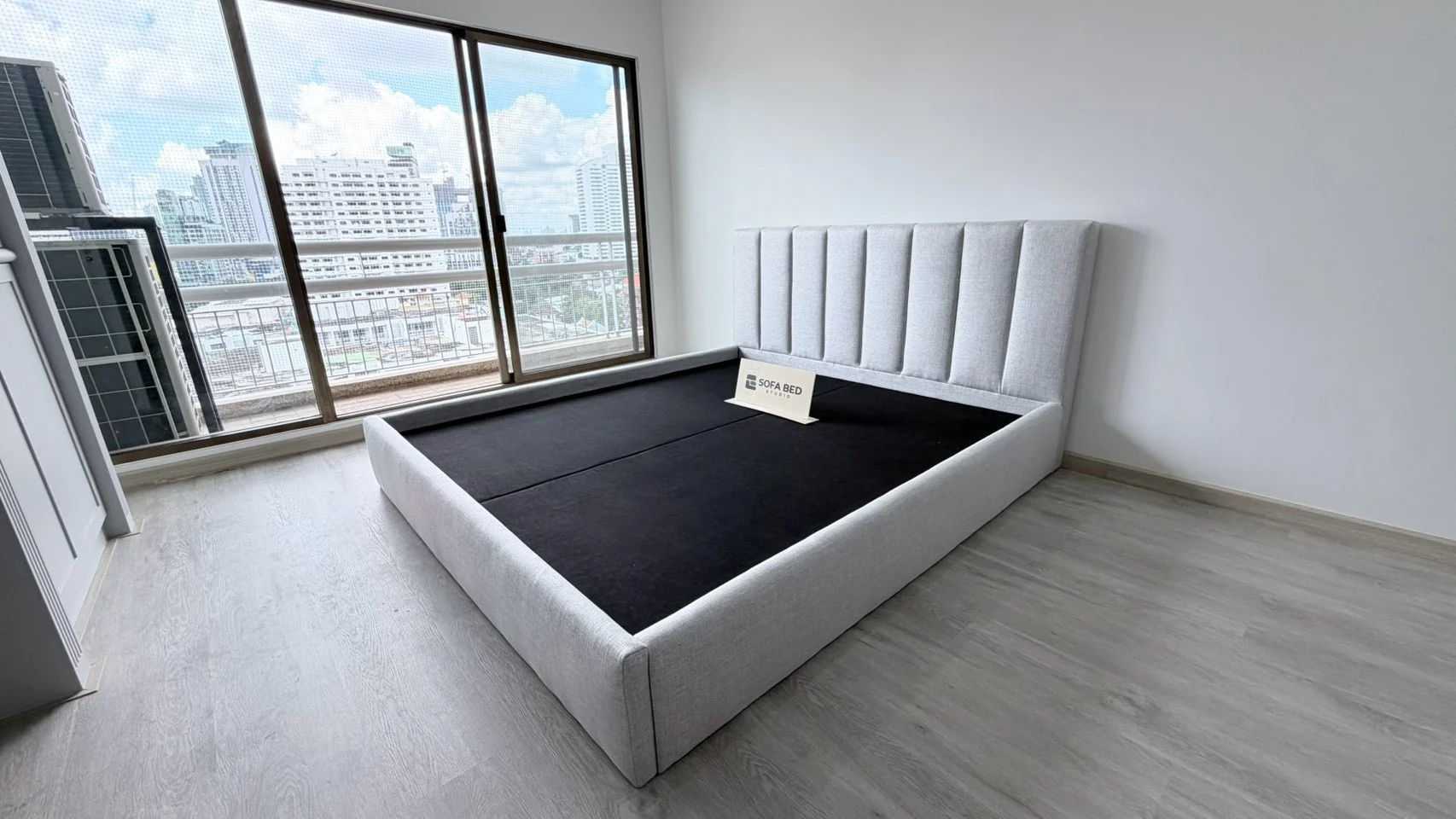 หัวเตียงเส้นแนวตั้ง ผลงานสั่งทำจริงโดย Sofa Bed Studio · VL-033
