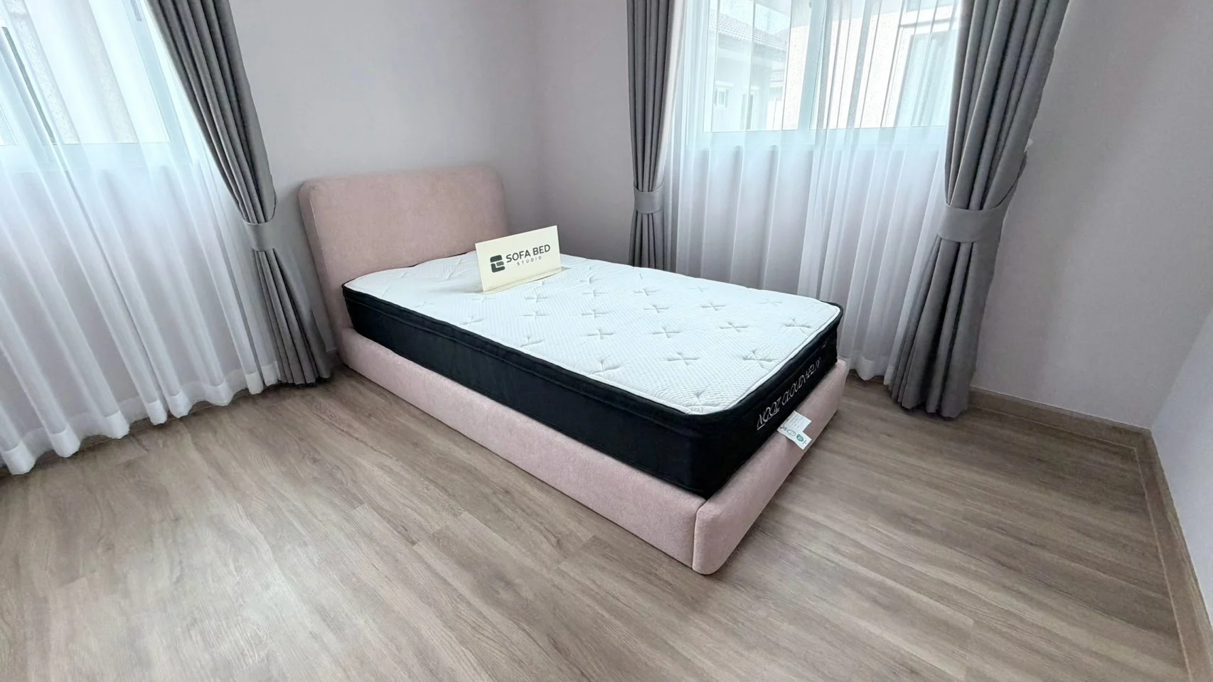 เตียงหัวโค้งสีชมพูอ่อนข้างม่านสีเทา · Sofa Bed Studio · CV-074