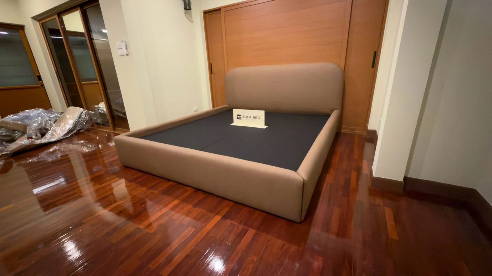 เตียงหัวโค้งสีเทาในห้องพื้นไม้ · Sofa Bed Studio · CV-075