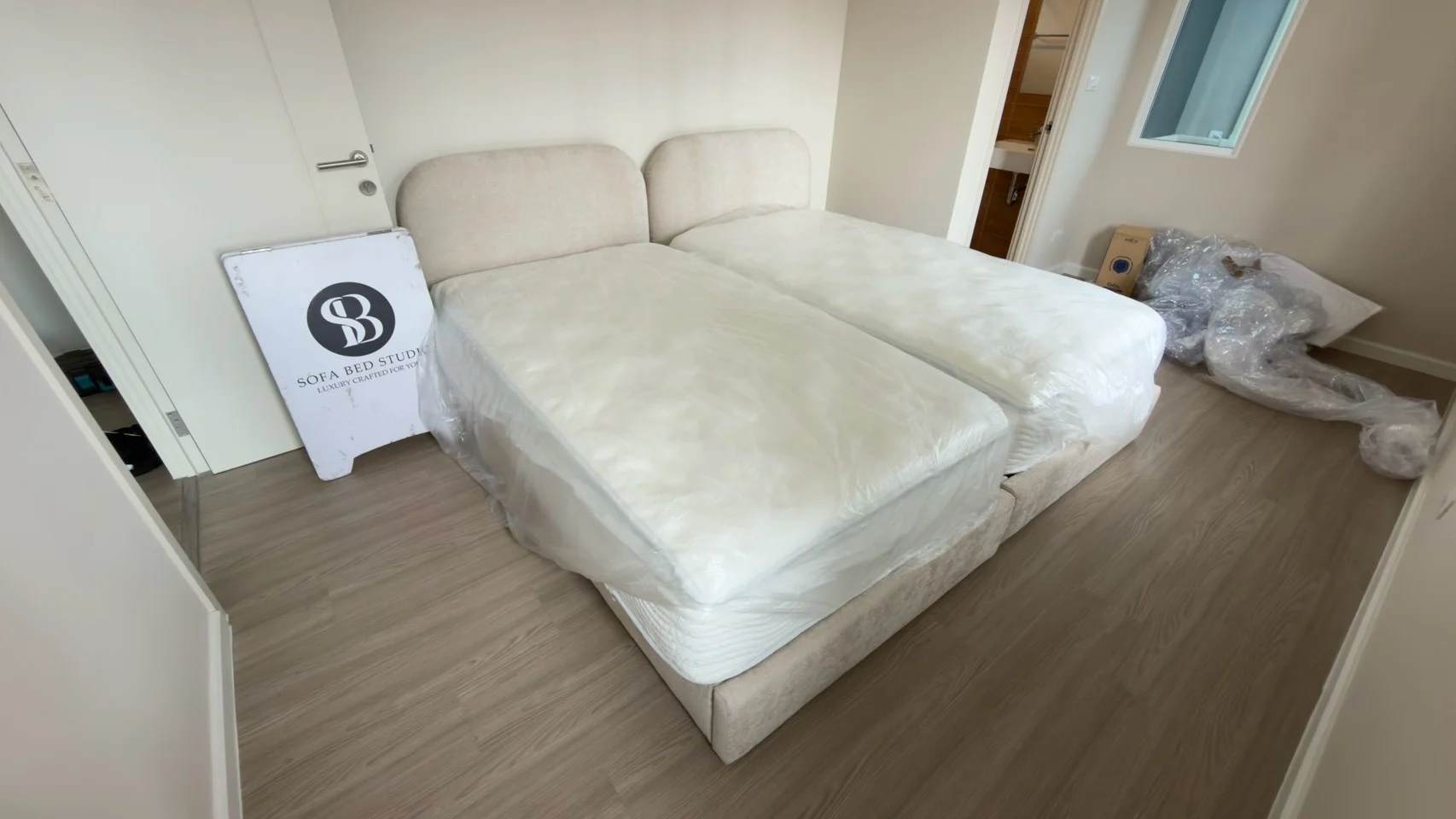 เตียงหัวโค้งสีครีมพร้อมฟูกในห้องนอน · Sofa Bed Studio · CV-073