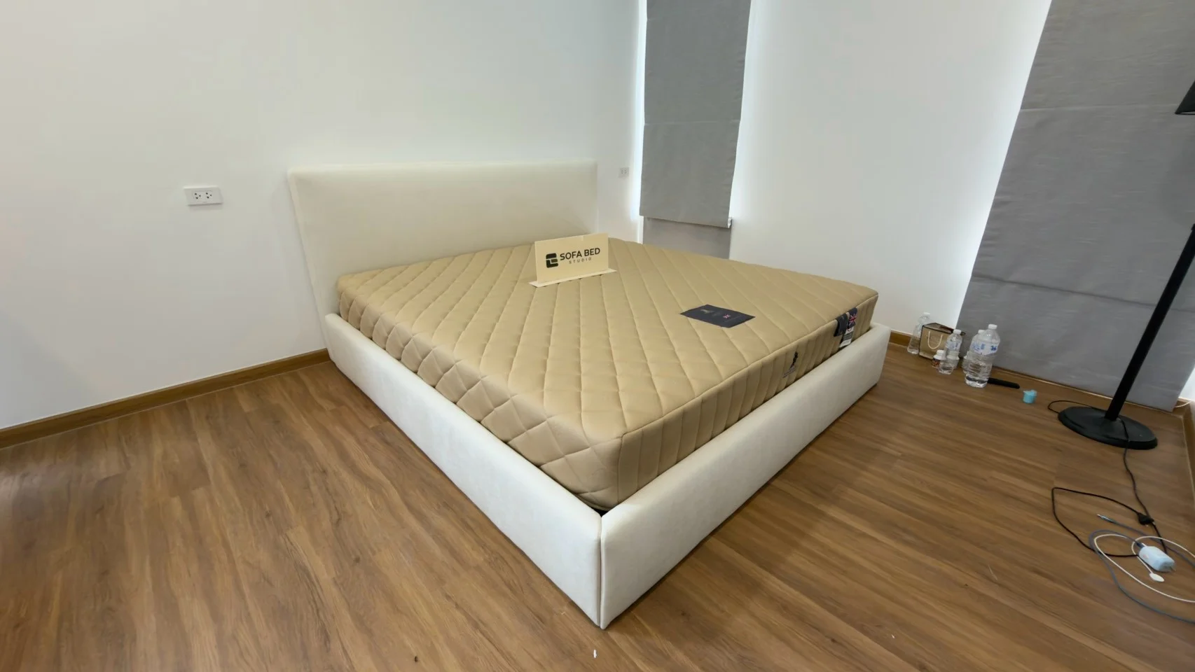 เตียงหัวพาแนลสีครีมพร้อมฟูกในห้องนอน · Sofa Bed Studio · SP-078