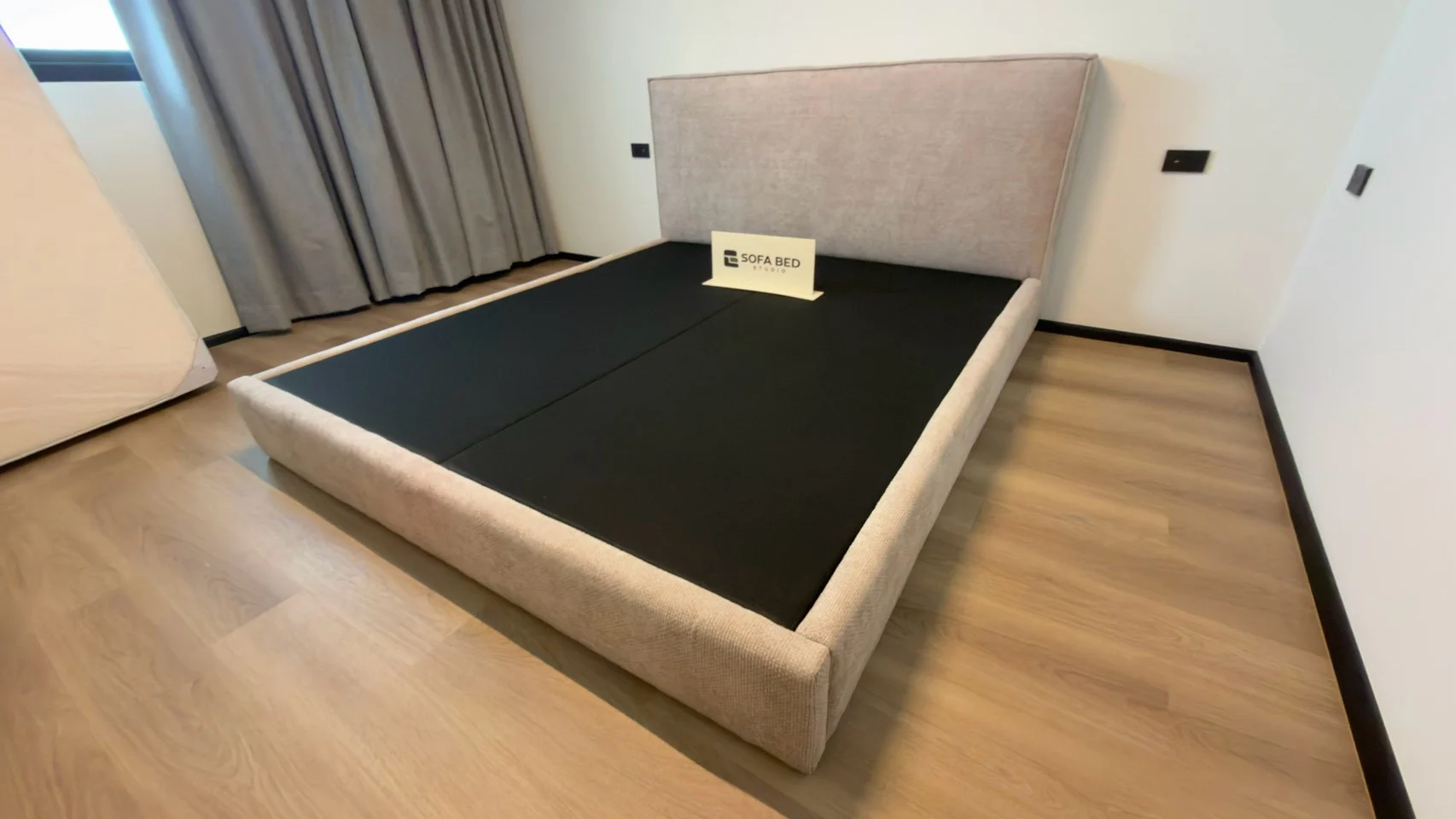 เตียงหัวพาแนลสีเบจกับฐานบุหุ้มเข้าชุด · Sofa Bed Studio · SP-081