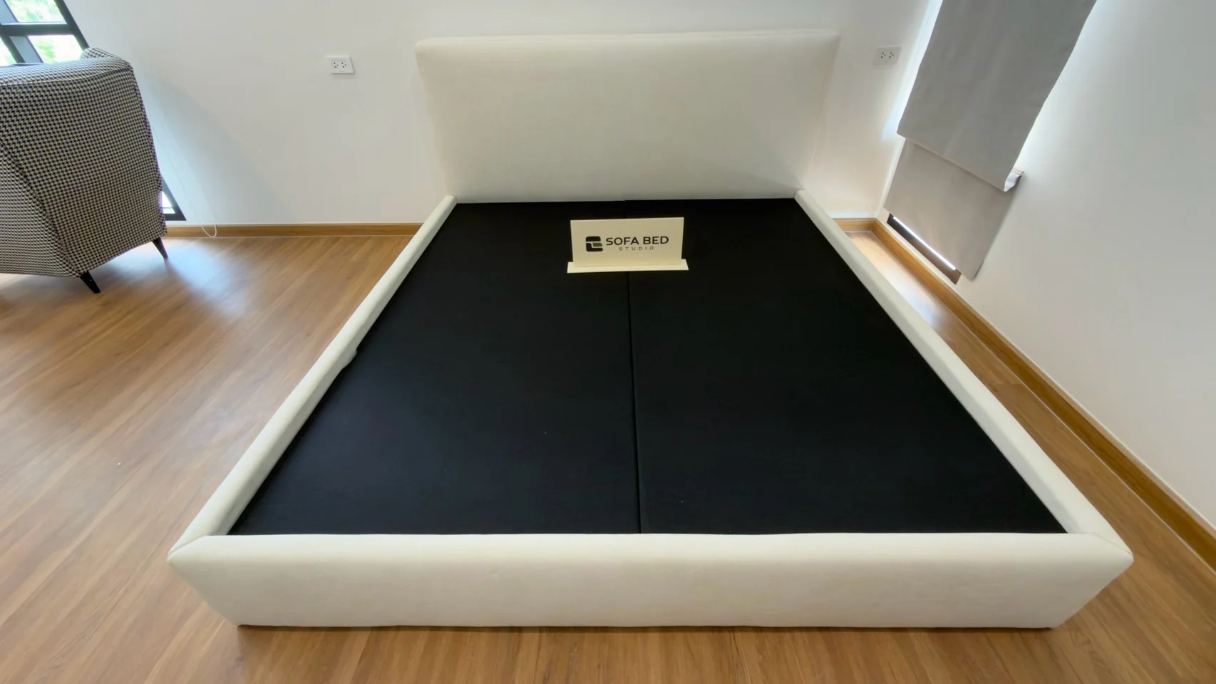 เตียงบุหุ้มสีอ่อนและฐานขอบมนมองจากปลายเตียง · Sofa Bed Studio · SP-079