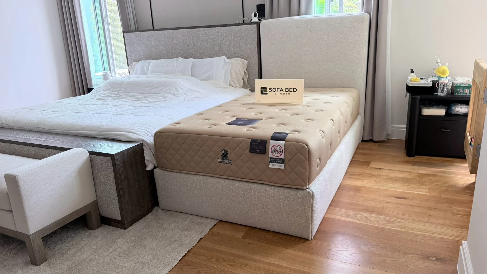 เตียงหัวพาแนลสีอ่อนวางข้างเตียงเดิมในห้องนอน · Sofa Bed Studio · SP-074
