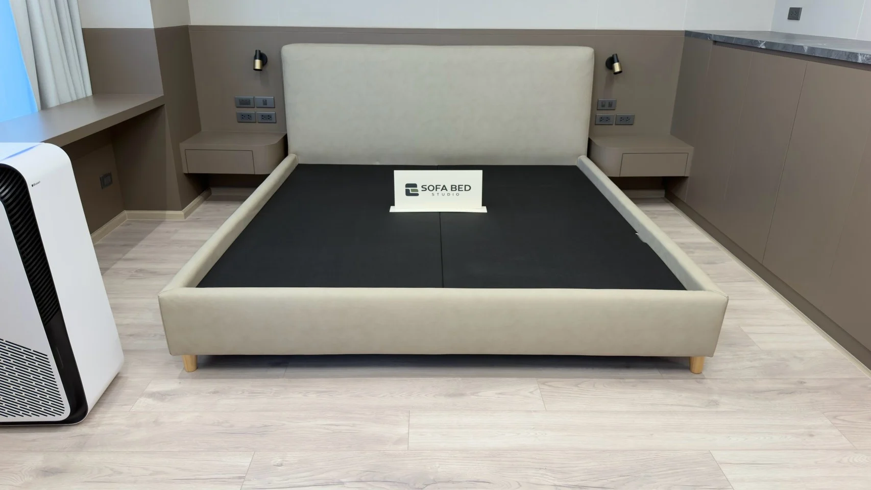 เตียงหัวพาแนลสีอ่อนกับฐานบุหุ้มทรงเรียบ · Sofa Bed Studio · SP-076