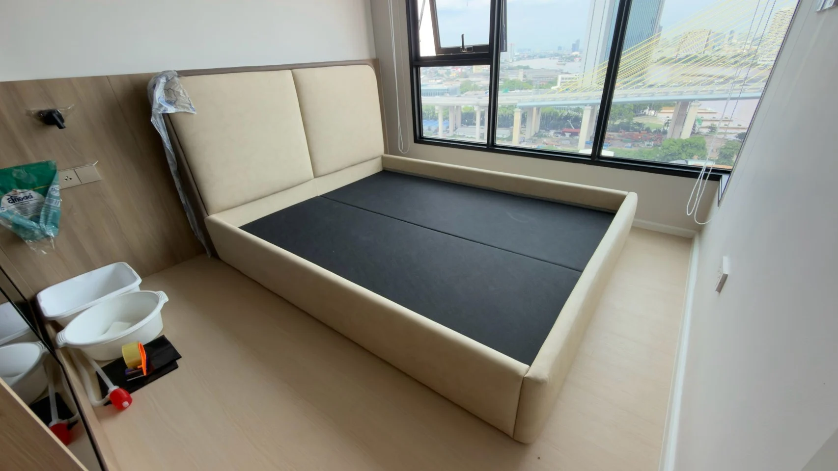 เตียงบุหุ้มสีครีมหัวพาแนลคู่ริมหน้าต่าง · Sofa Bed Studio · UN-042