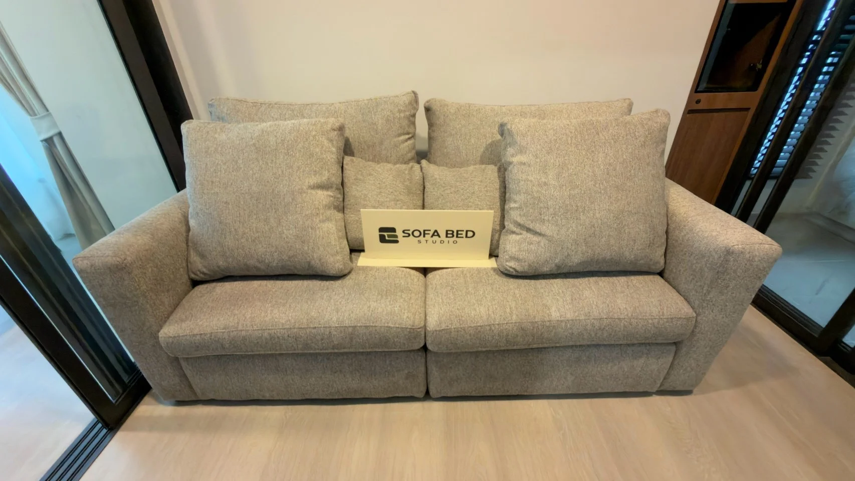 รายละเอียดโซฟา 2 ที่นั่งสีเทาพร้อมหมอนอิง · Sofa Bed Studio · S2-066