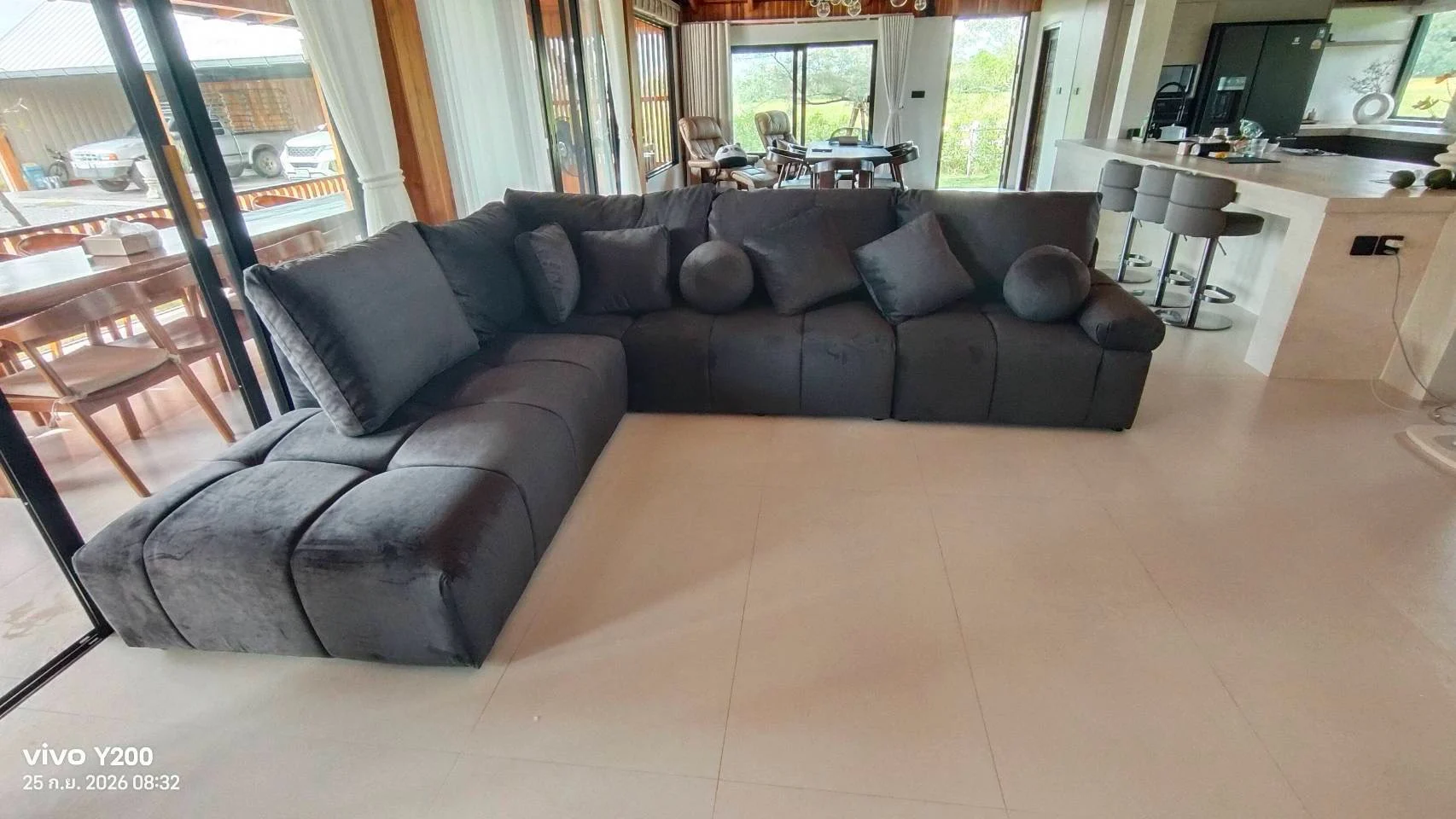 โซฟาเข้ามุมสีเข้มในห้องนั่งเล่นริมหน้าต่าง · Sofa Bed Studio · SL-066