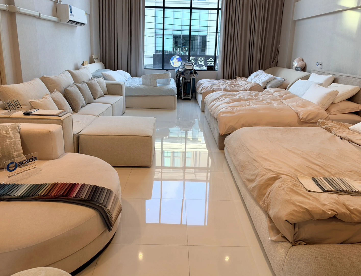 บรรยากาศชั้น 2 โซฟา เตียง และตัวอย่างผ้าริมหน้าต่าง